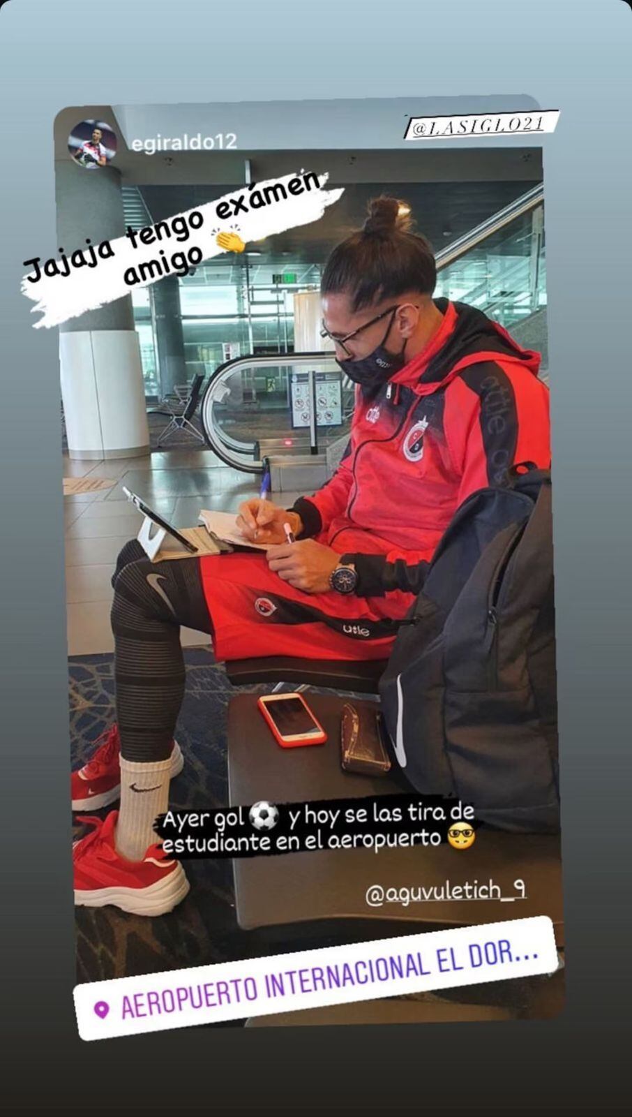 Agustín estudiando en los aeropuertos.