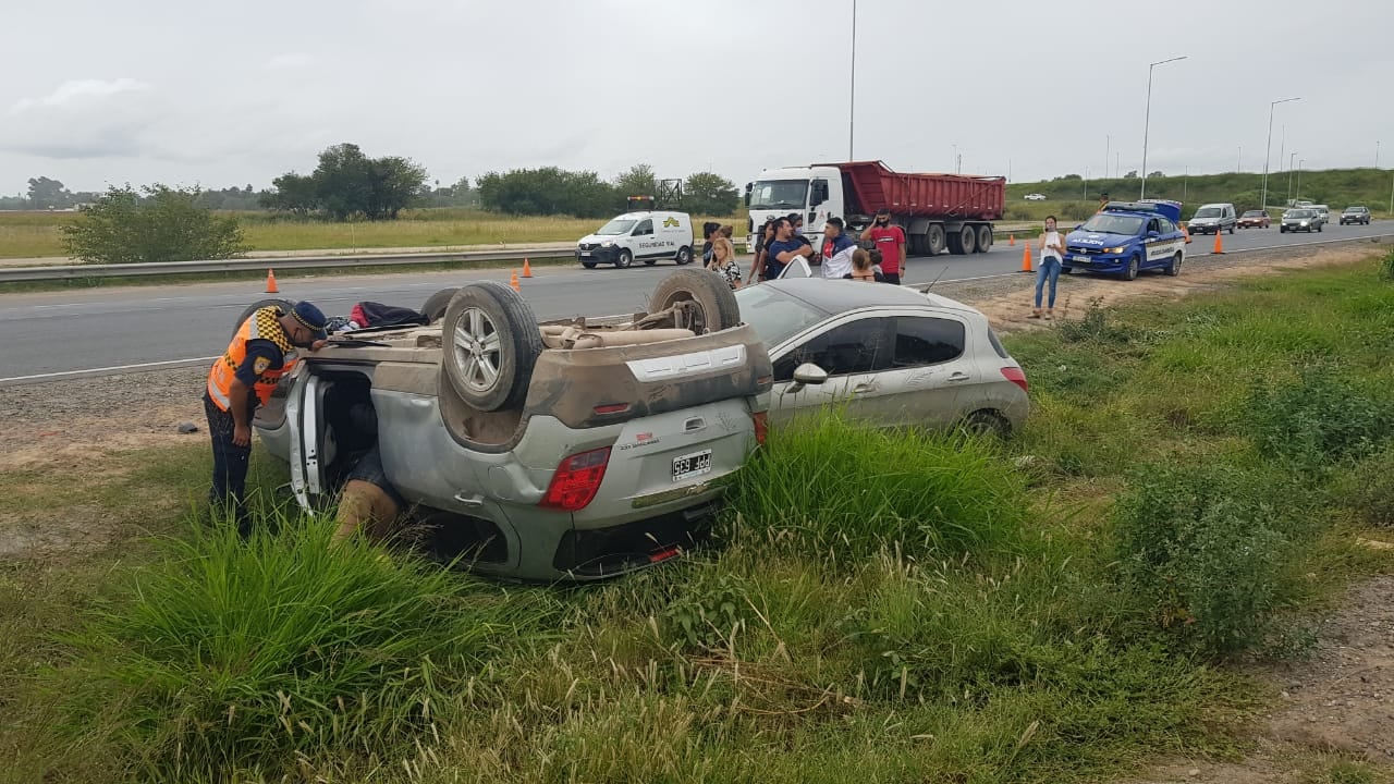 Accidente en la Circunvalación: le robaron el celular a una de las víctimas. (Nicolás Bravo)