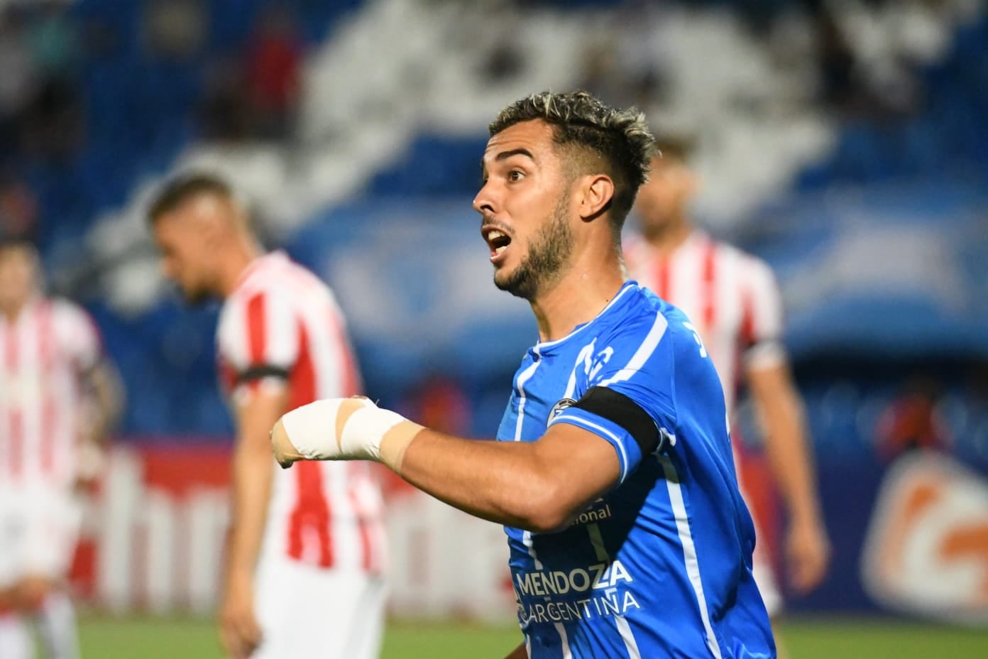 El goleador del Tomba, Martín Ojeda abrió el marcador del partido ante Estudiantes LP. / José Gutiérrez.