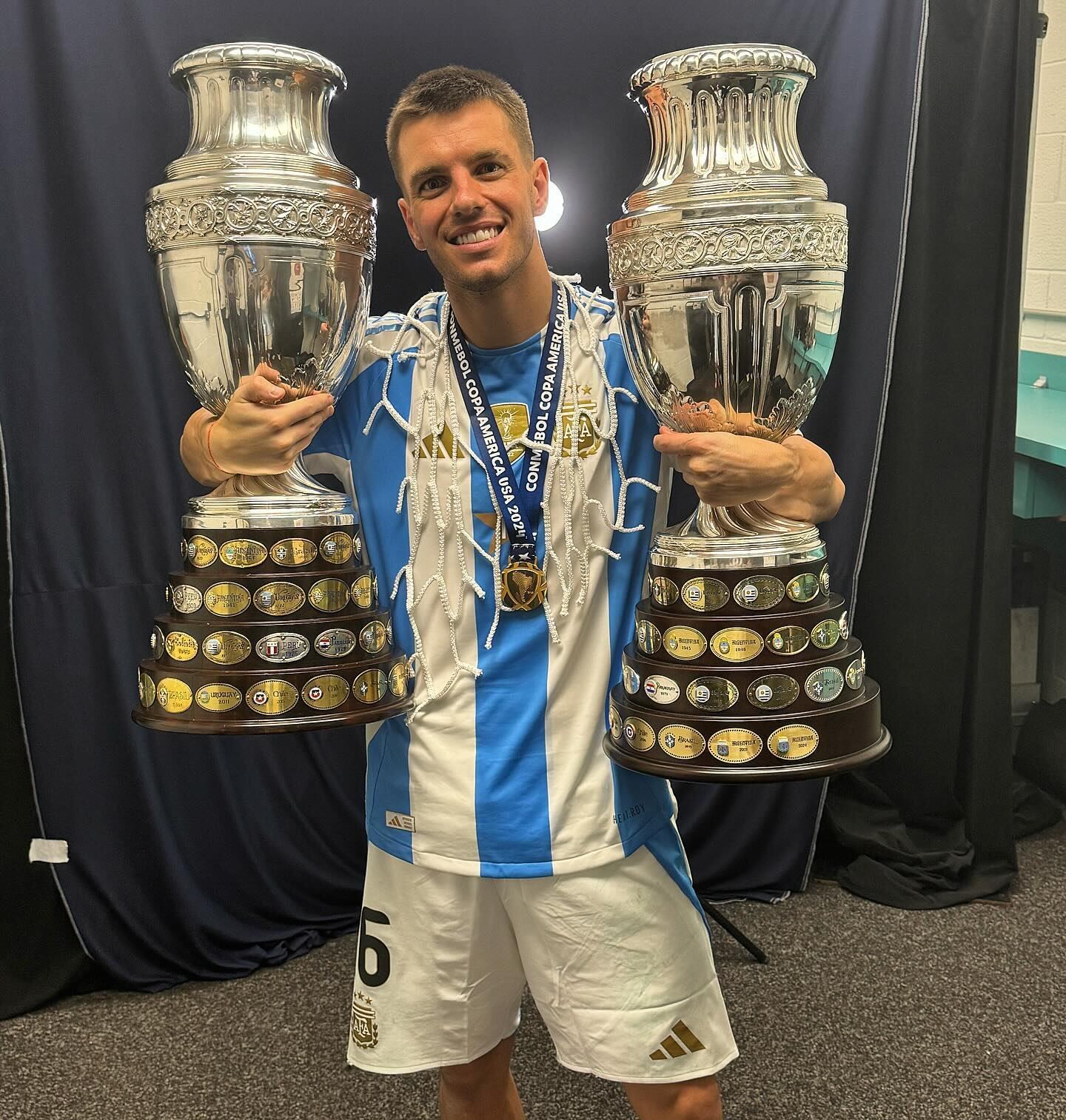 El rosarino se sacó una foto con los dos trofeos continentales.