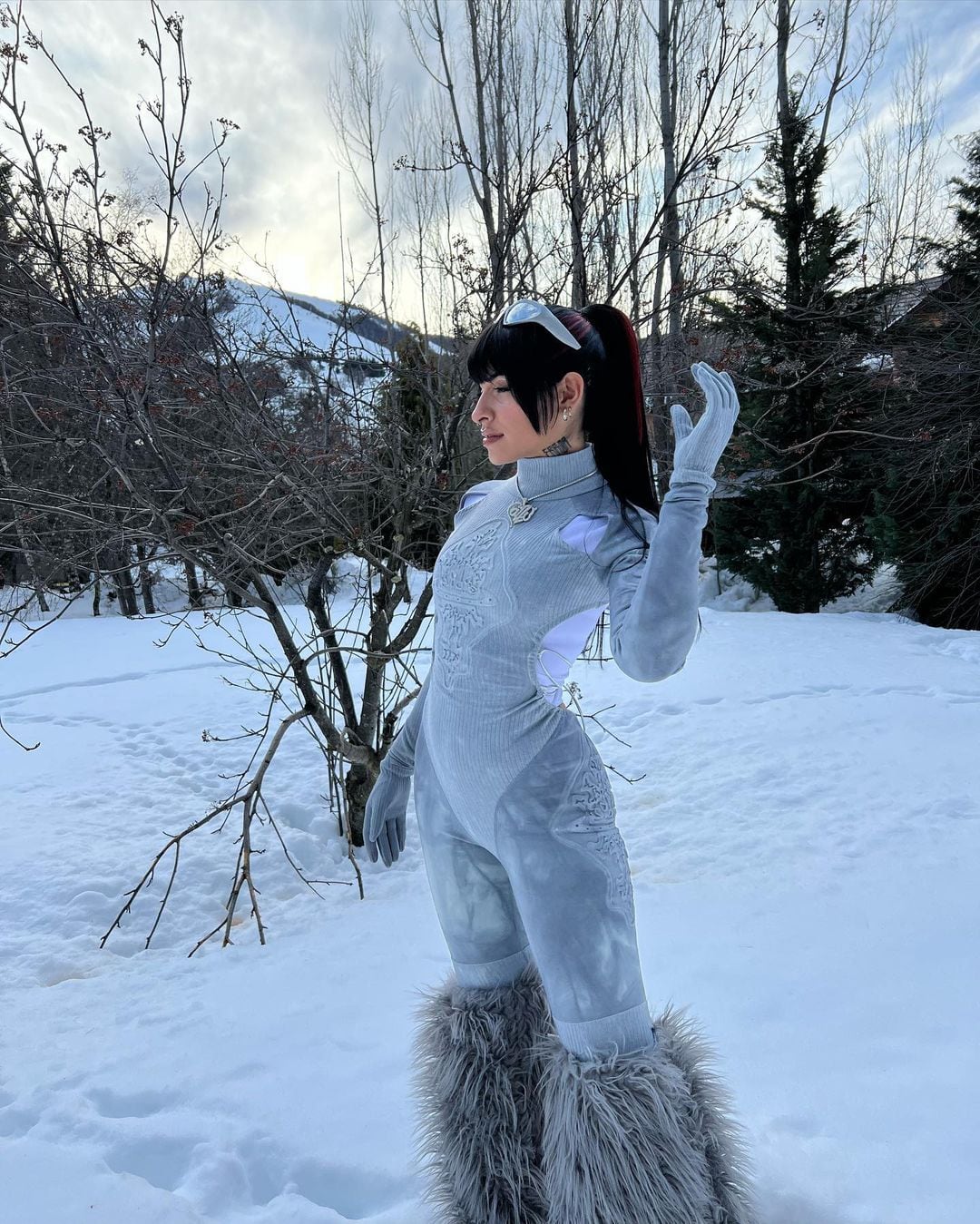 Al estilo reina del hielo, Cazzu conquistó más de 1 millón de corazones en “cat-suit” blanco y bucaneras.