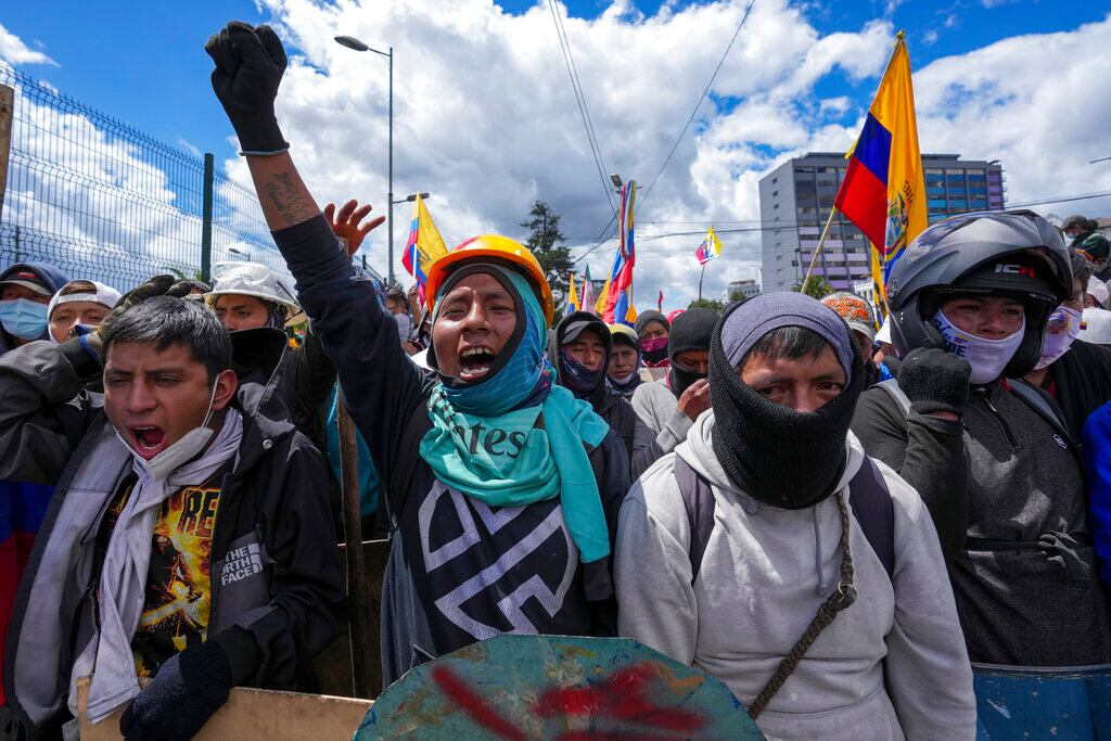 Manifestantes marchan contra las políticas económicas del presidente Guillermo Lasso y exigen una reducción del precio del combustible en el centro de Quito, Ecuador. Foto AP