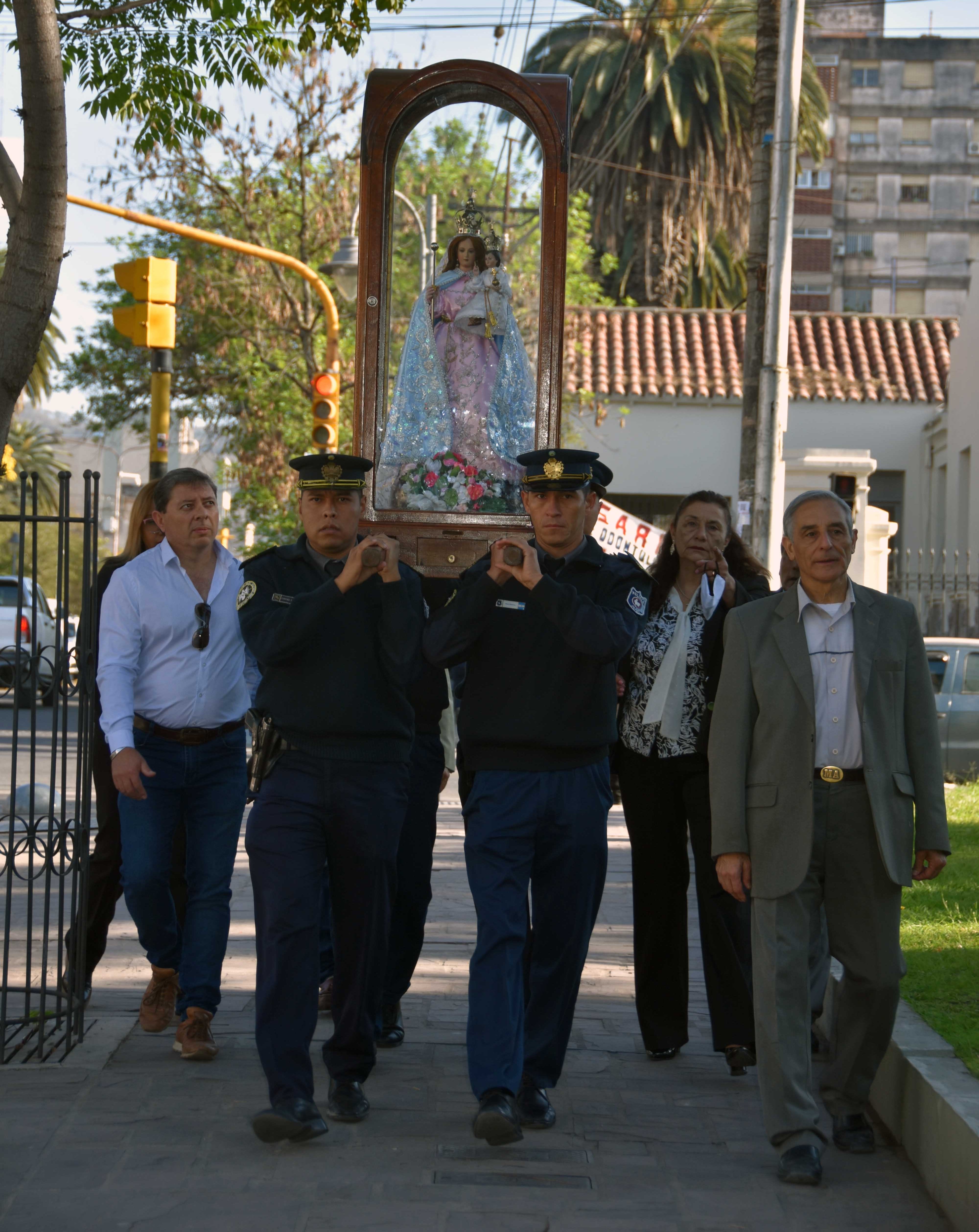 Personal legislativo y efectivos del Cuerpo de Custodia de la Legislatura llevan la sagrada imagen de la Santa Patrona de Jujuy a la Legislatura.