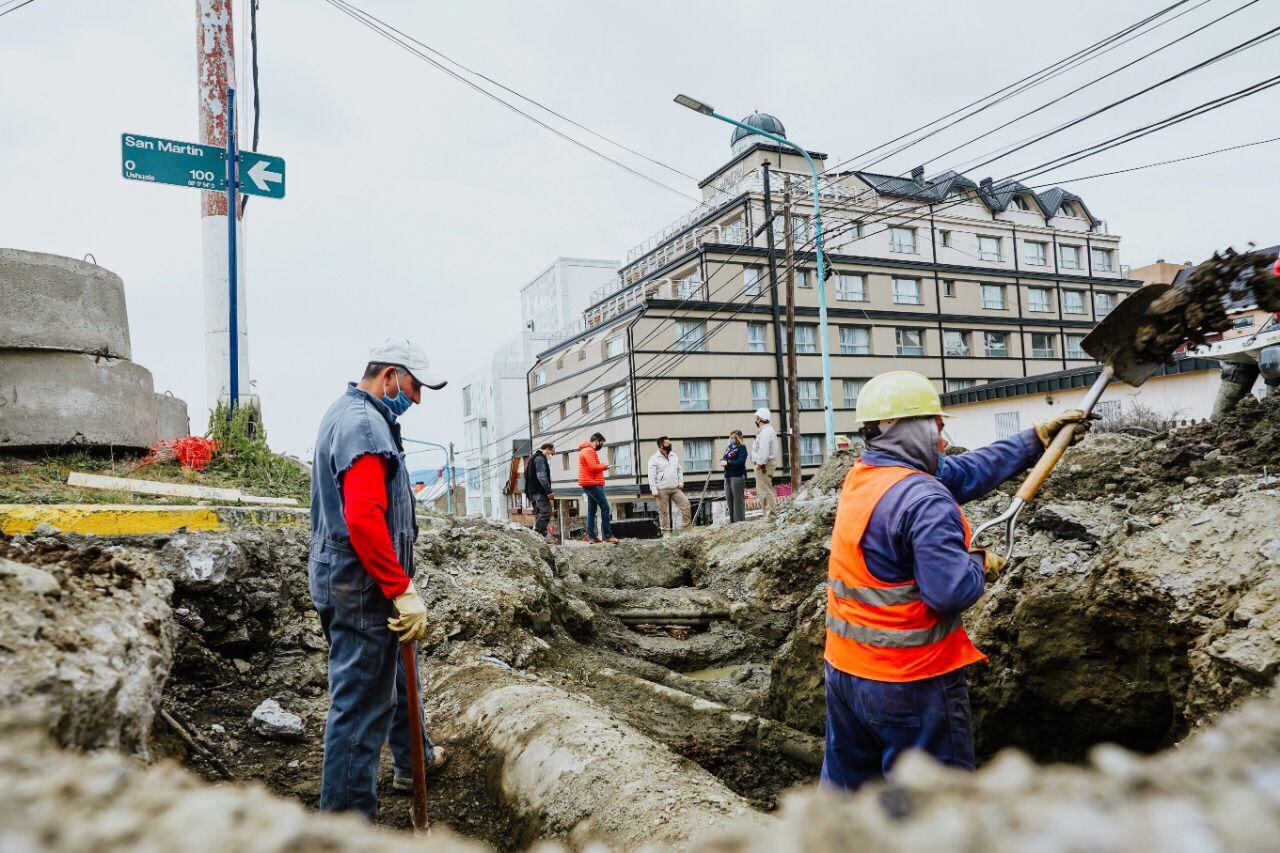 Se realizan trabajos de cloacas y redes de agua en la calle Yaganes.