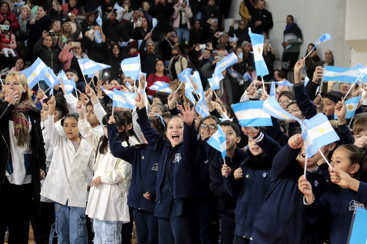 Emotivo compromiso a la Bandera Argentina en el Estadio Arena
Más de 800 niños, familias y docentes participaron del acto encabezado por el Intendente Esteban Avilés.