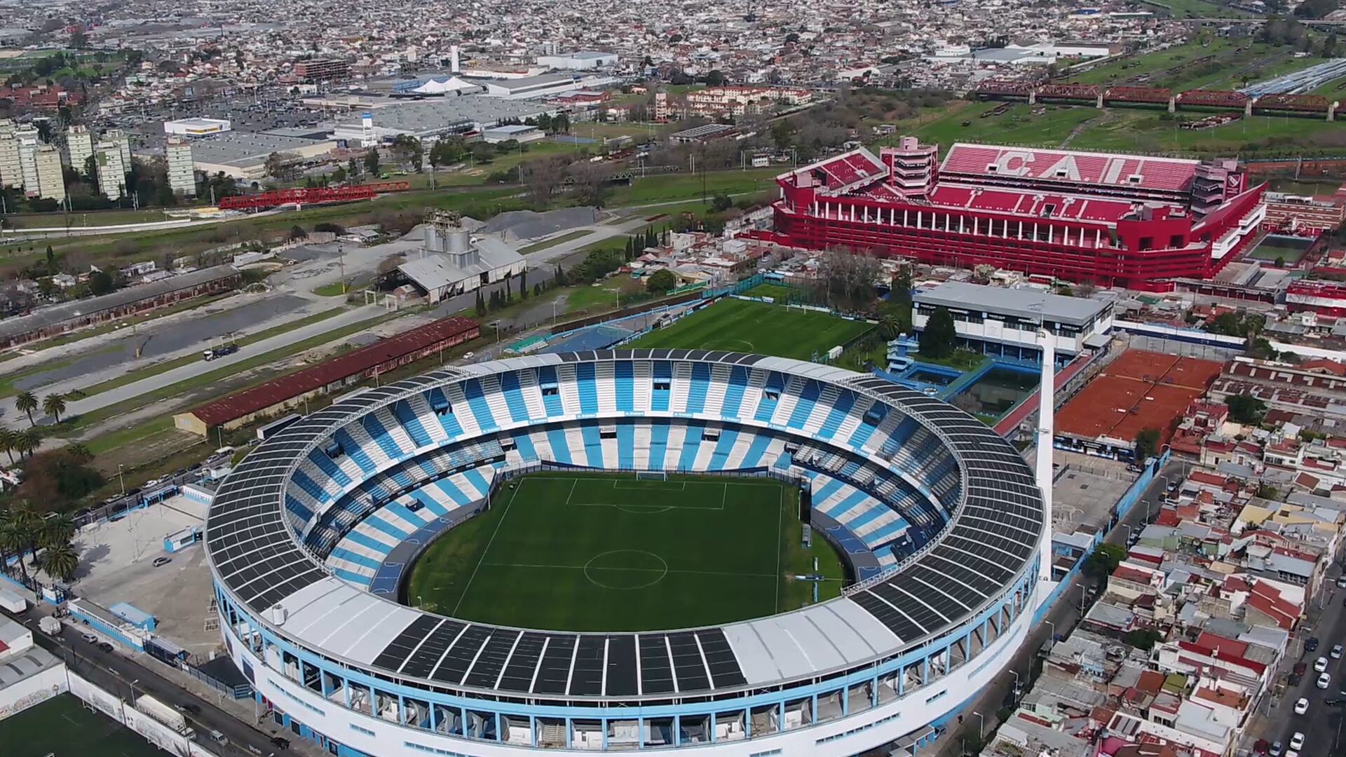 Los estadios de Racing e Independiente, separados por pocos metros