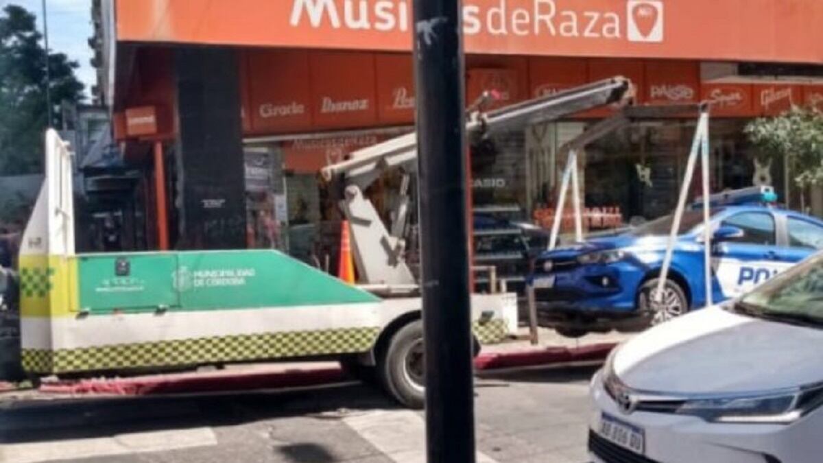 Córdoba: la grúa se llevó patrullero mal estacionado