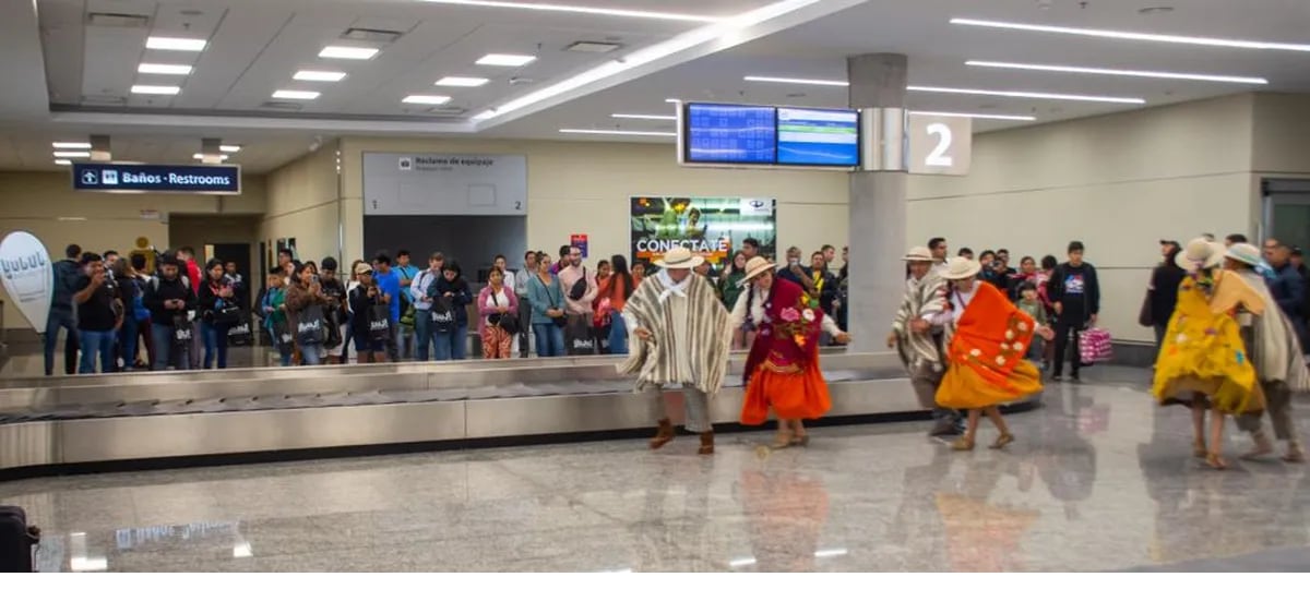 En el sector de Arribos del aeropuert, un ballet folclórico y la banda de música de la Policía de la Provincia le pusieron alegría a la sencilla ceremonia de bienvenida ofrecida a los pasajeros arribados en el primer vuelo del día.