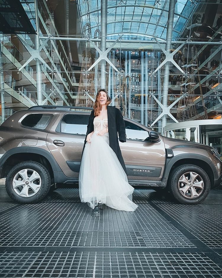 Al estilo novia en fuga, Julieta Nair Calvo lució un vestido blanco y unos borcegos rockeros.