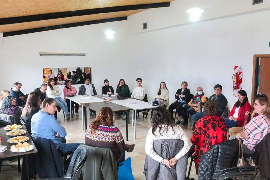 En la reunión se habló del Programa "Participar en Comunidad", una iniciativa que busca financiar proyectos institucionales y comunitarios a municipios y organizaciones de la sociedad civil.