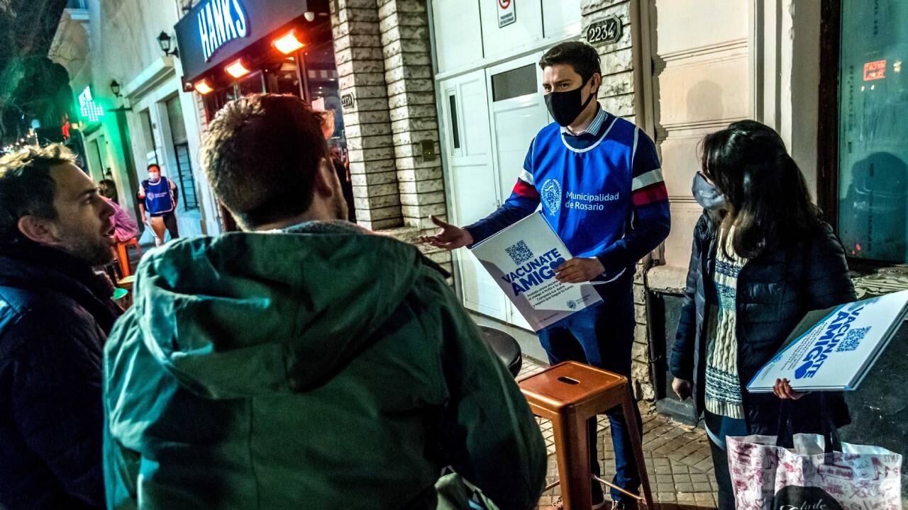 Campaña de concientización en Rosario para que los jóvenes se vacunen contra el coronavirus