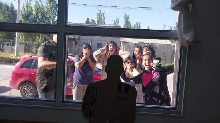 Otro colegio de Neuquén realizó una impresión tamaño grande de la figura del astro.