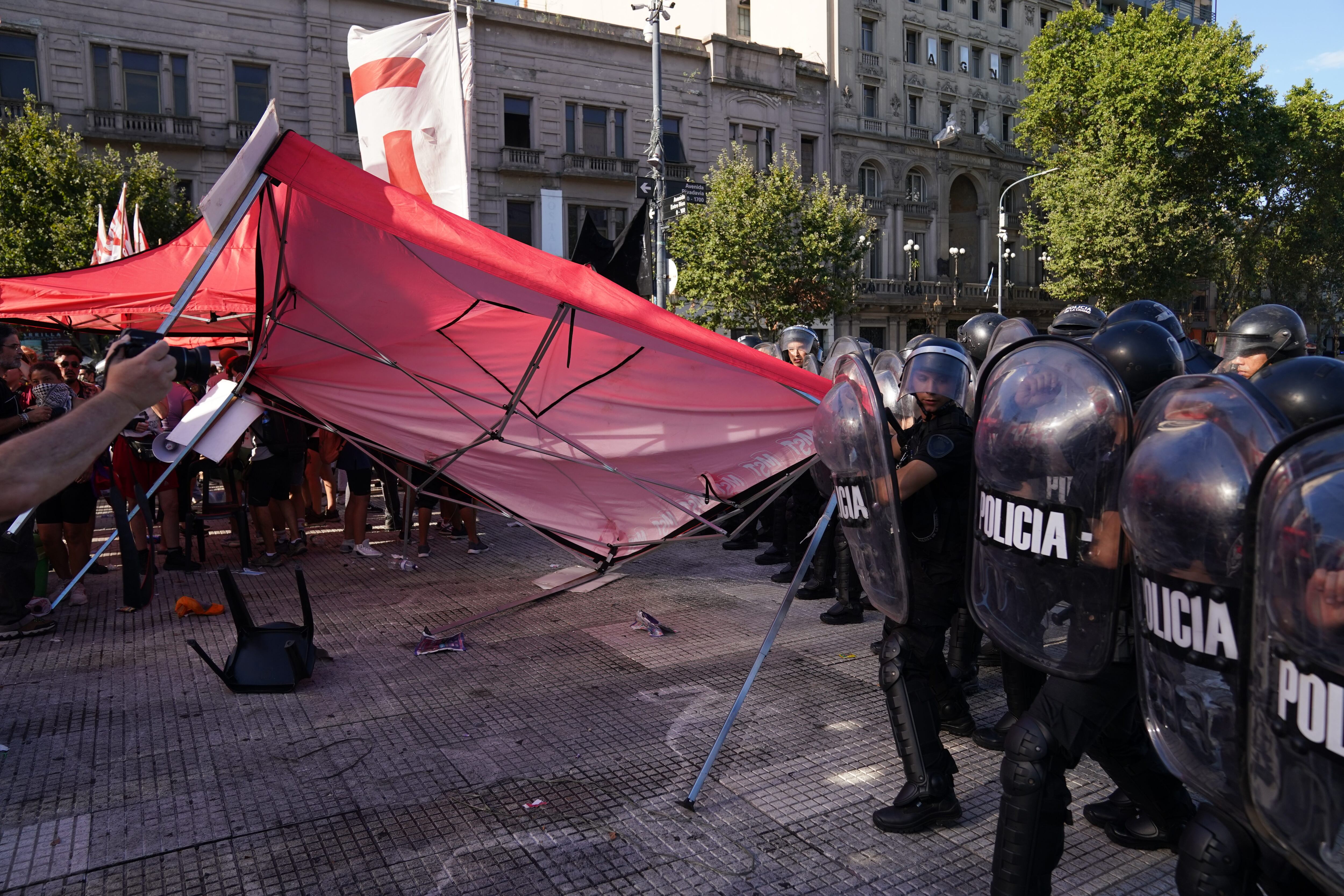 En el segundo día de debate de la "ley ómnibus", continúan las protestas en las inmediaciones del Congreso. (Corresponsalía)