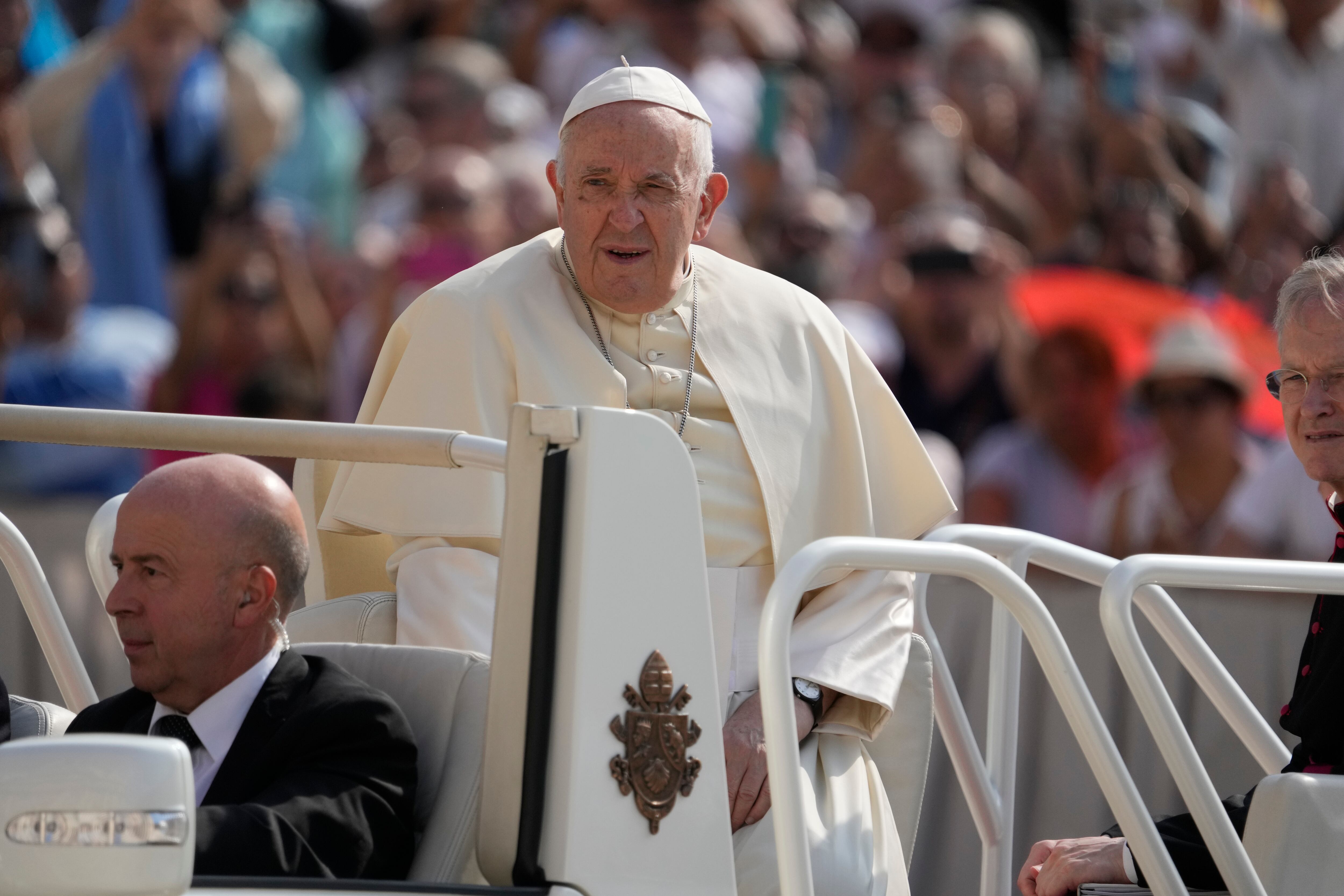 En esta imagen de archivo, el papa Francisco llega a la Plaza de San Pedro para su audiencia semanal de los miércoles, el 28 de junio de 2023. (AP Foto/Andrew Medichini, archivo)