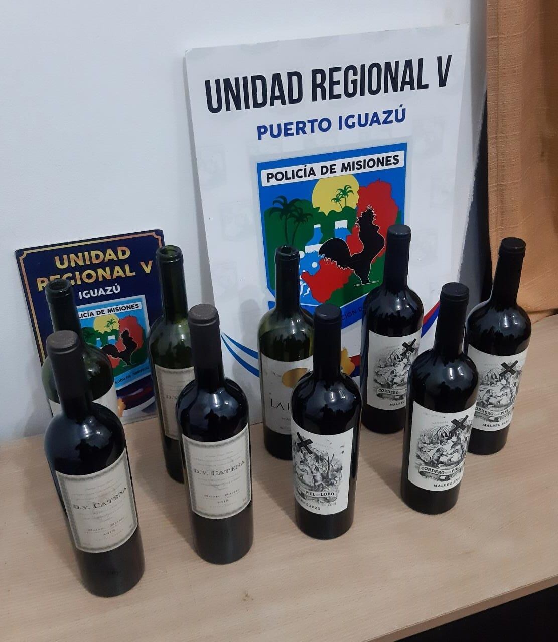 Puerto Iguazú: sustrajeron vinos de un comercio y terminaron detenidos.