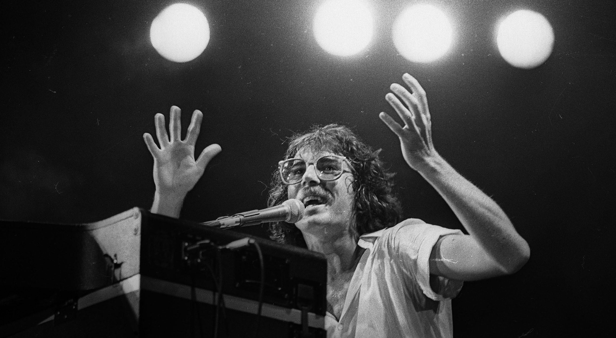 Nota Rumbos, Charly Garcia y su banda en el estadio Ferrocarril Oeste. El 27 de Diciembre de 1982. Foto Carlos Bairo / Clarín