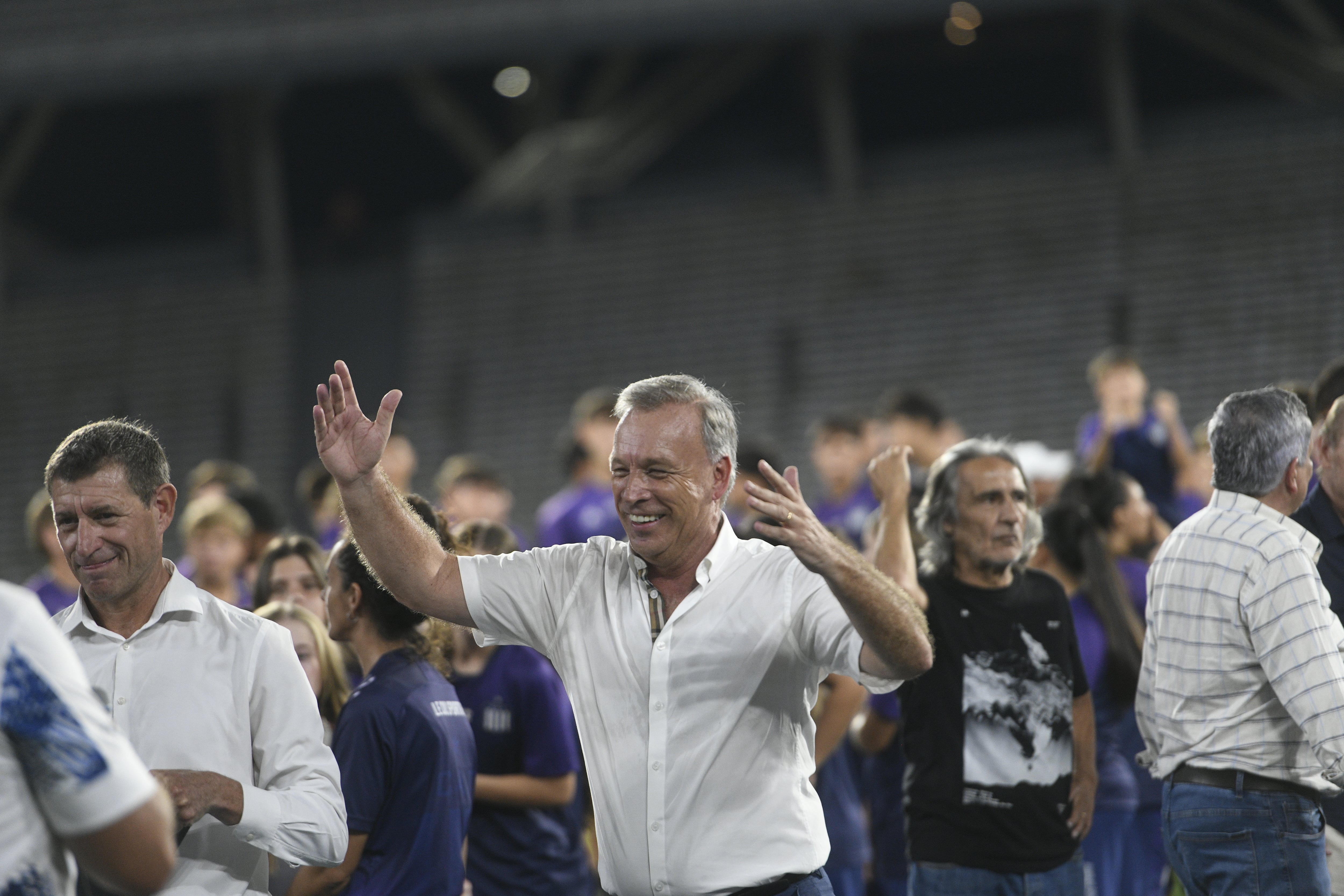 Talleres festejó en el Kempes con su hinchada la obtención de la Supercopa Internacional después de ganarle a River en Paraguay. Foto Javier Ferreyra