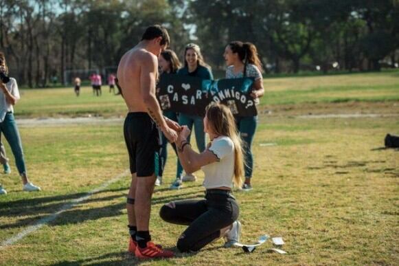 Le pidió casamiento en medio de un partido de fútbol con complicidad del árbitro.