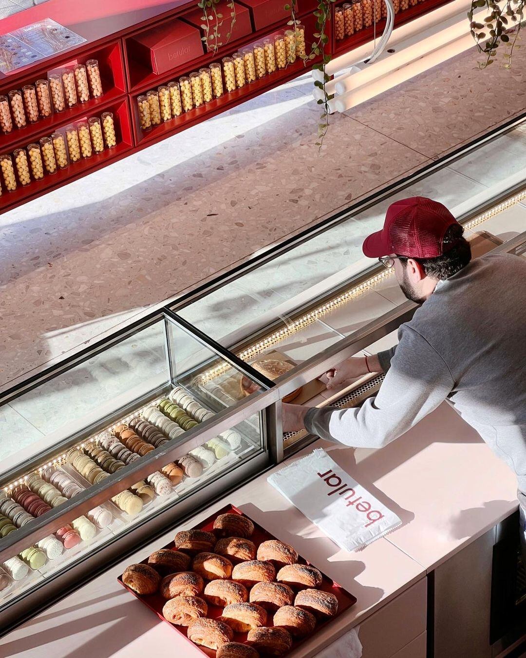 Damián Betular en su pastelería