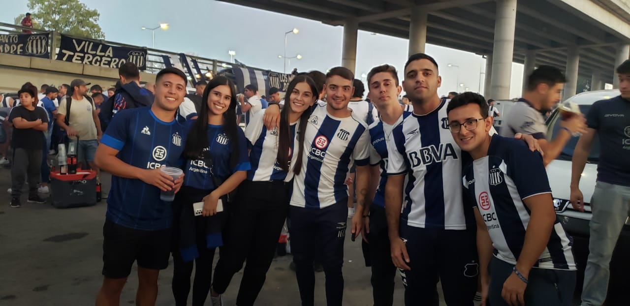 La previa en las afueras del estadio Mario Alberto Kempes.