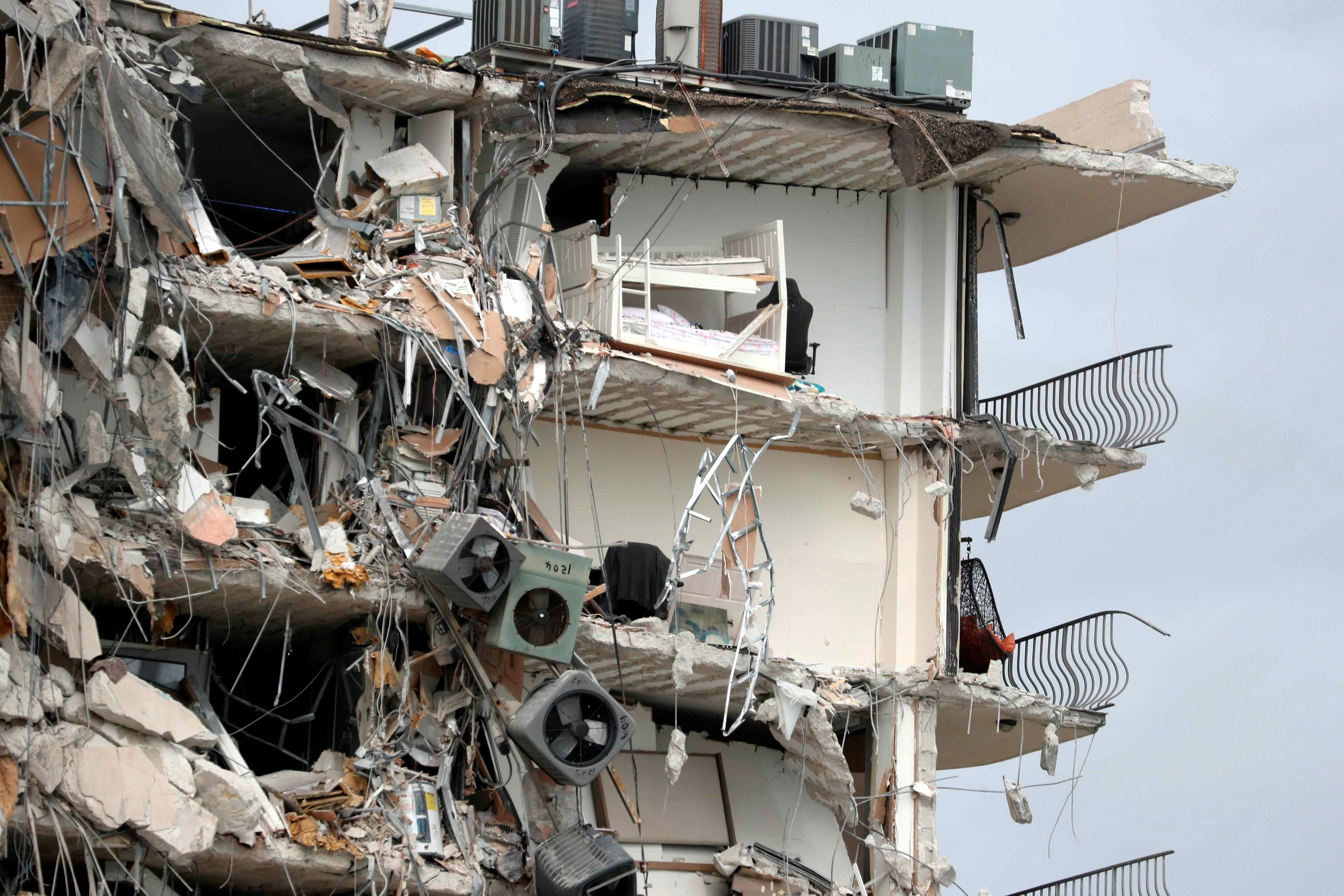 Así quedó el edificio de Surfside, Miami, que se derrumbó parcialmente este jueves 24 de junio de 2021.