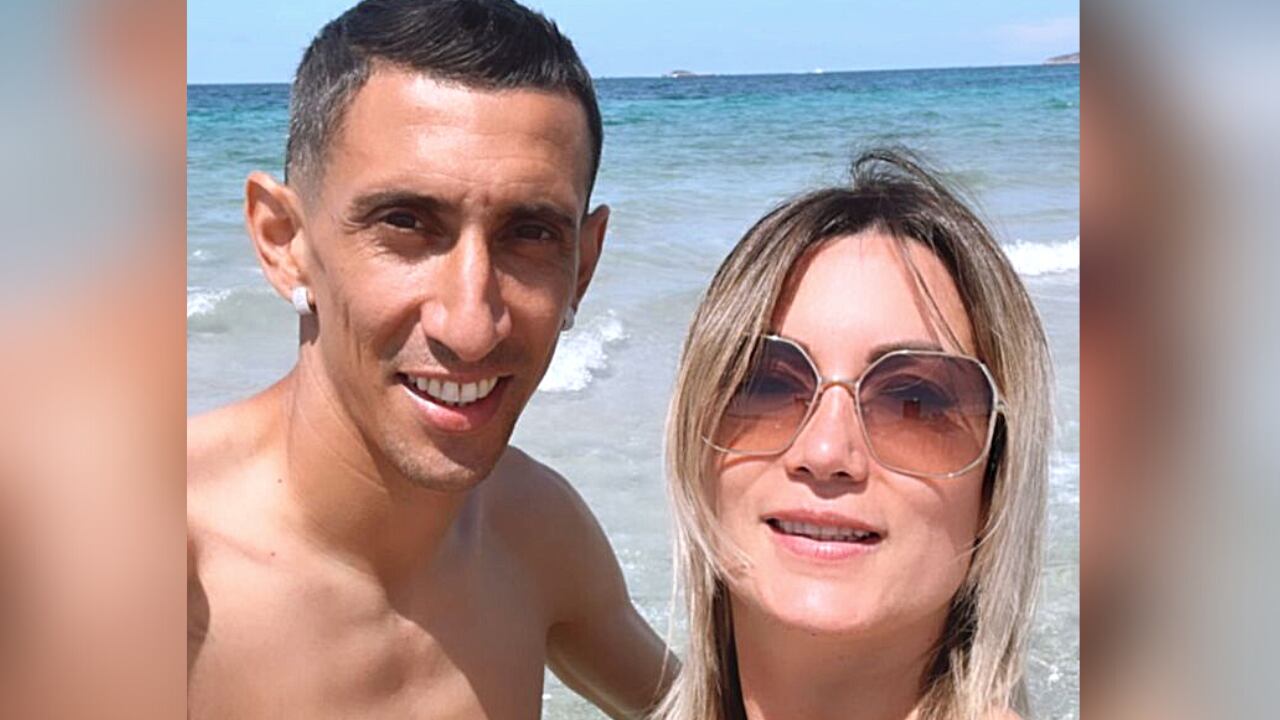 Ángel Di María y Jorgelina Cardoso felices en la playa de Ibiza.