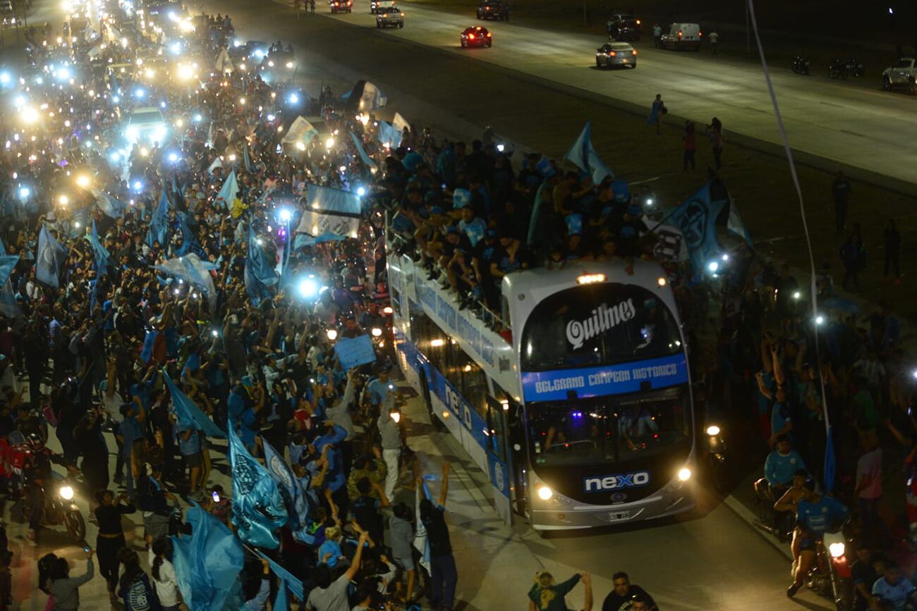 Continúa la caravana por Circunvalación. A la altura de Puente Donosa los hinchas siguen alentando a su equipo. (Javier Ferreyra / La Voz)