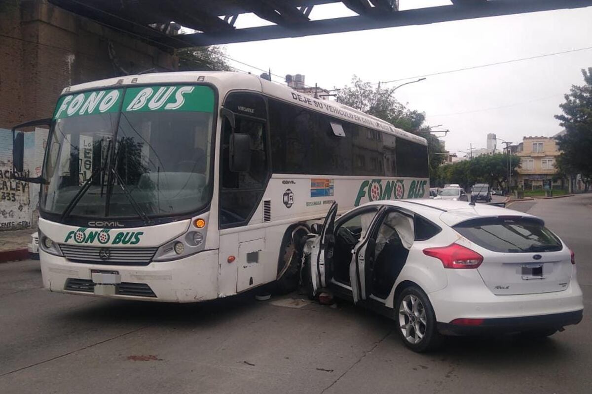 Atropelló a un policía, escapó y chocó contra un colectivo: el video del dramático hecho