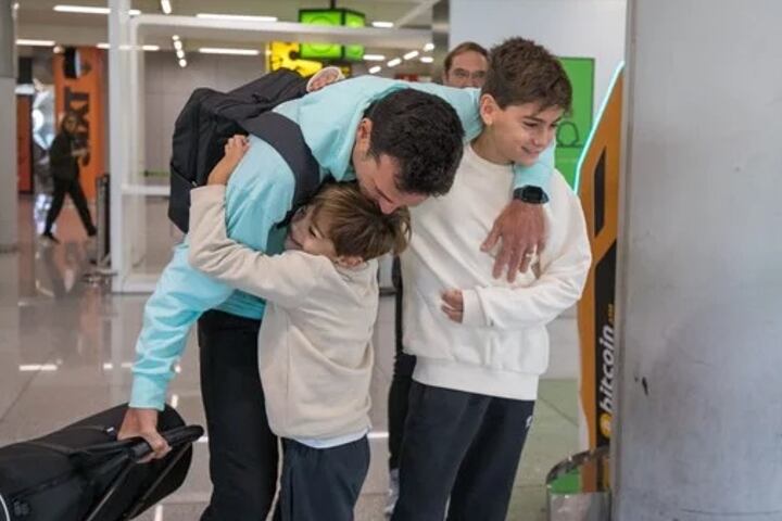 Lionel Scaloni junto a sus dos hijos con Elisa Montero.