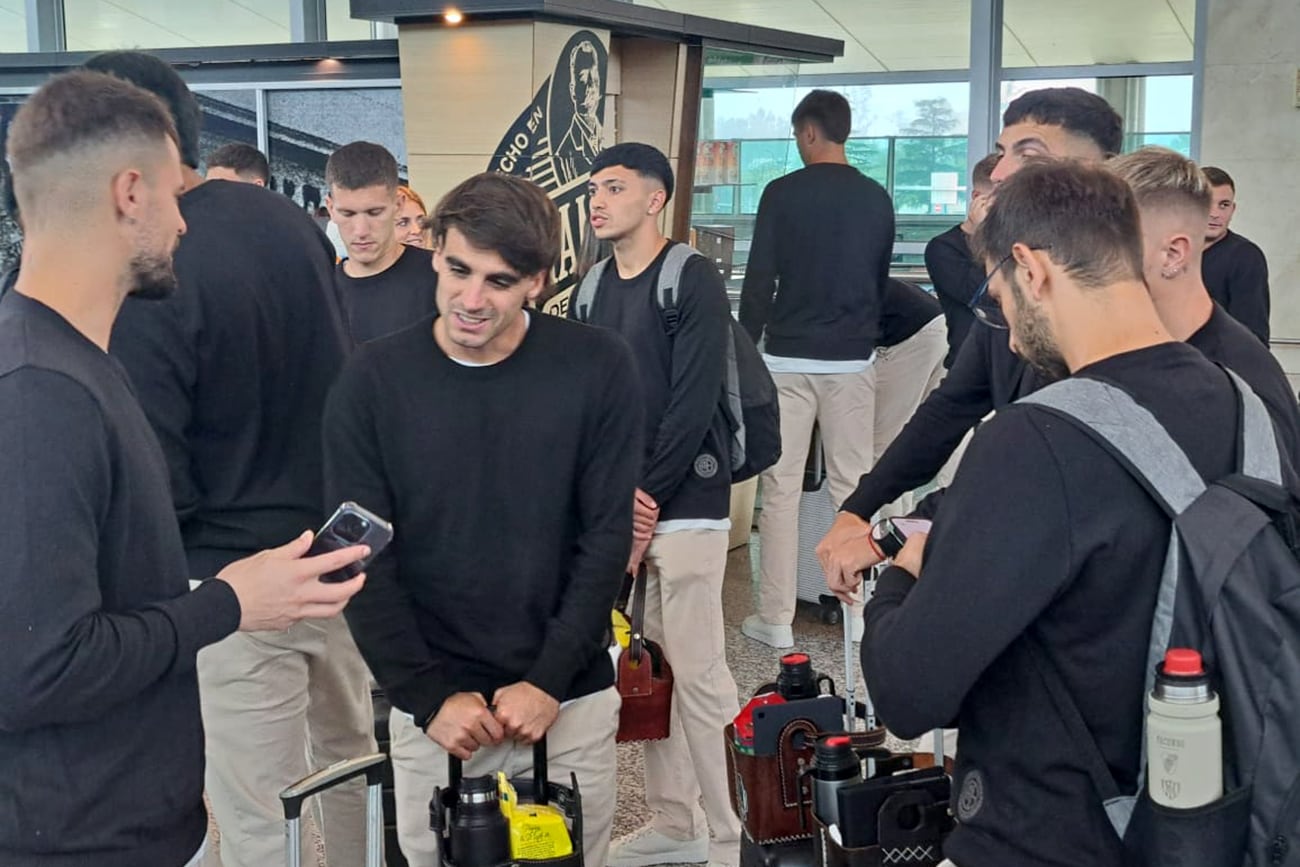 El plantel y cuerpo técnico de Belgrano viaja este miércoles hacia Ecuador, para jugar por la Copa Sudamericana ante Delfín. (Nicolás Bravo)