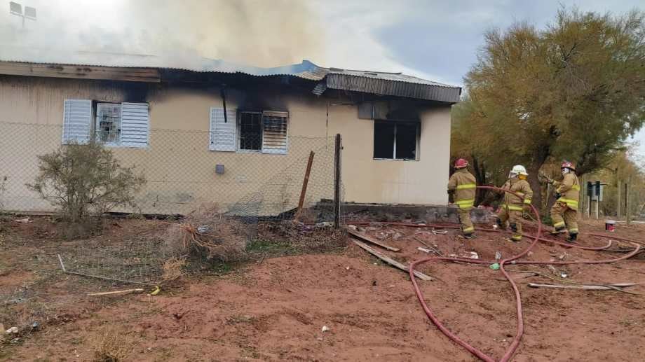 Explosión en una escuela de Neuquén: dos operarios murieron y una docente fue trasladada a Mendoza