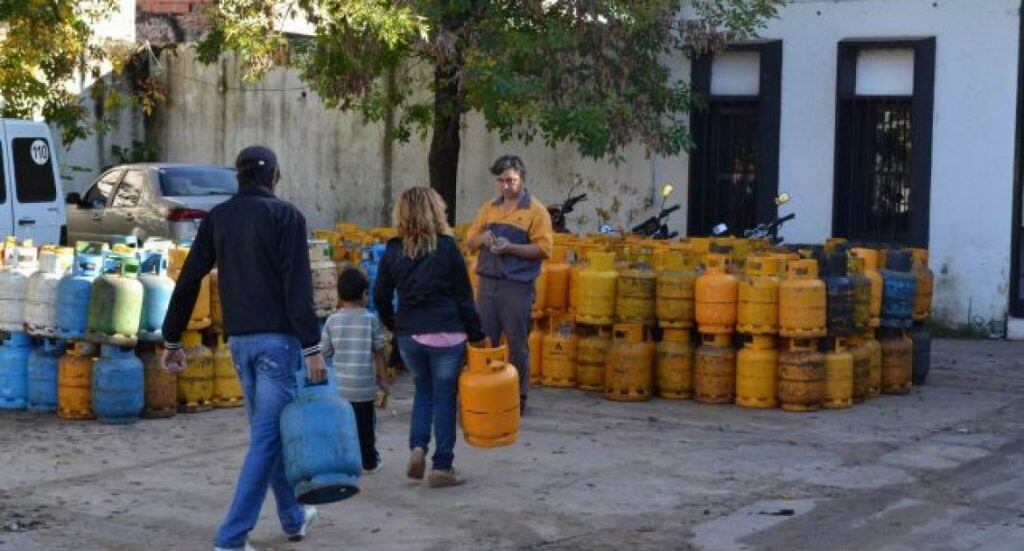 Para poder acceder a las garrafas los beneficiarios deberán presentar fotocopia de DNI y certificado negativo de ANSES. 