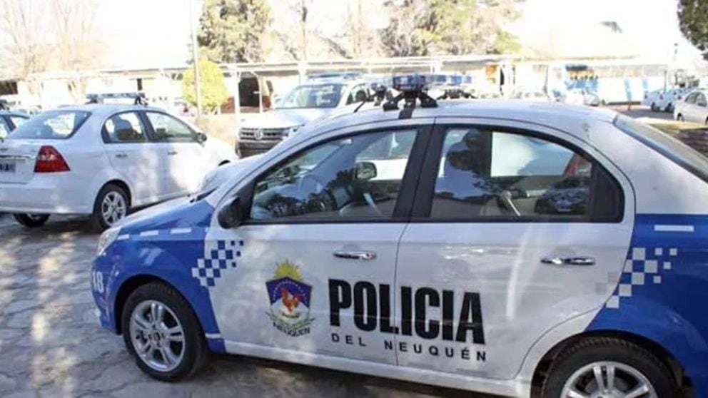 El auto golpeó contra la mujer, la arrastró hacia la calle y terminó bajo el vehículo.