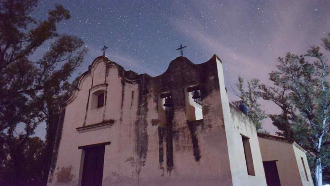 En la estancia se pueden ver distintos centros religiosos. (Eduardo Miotti)