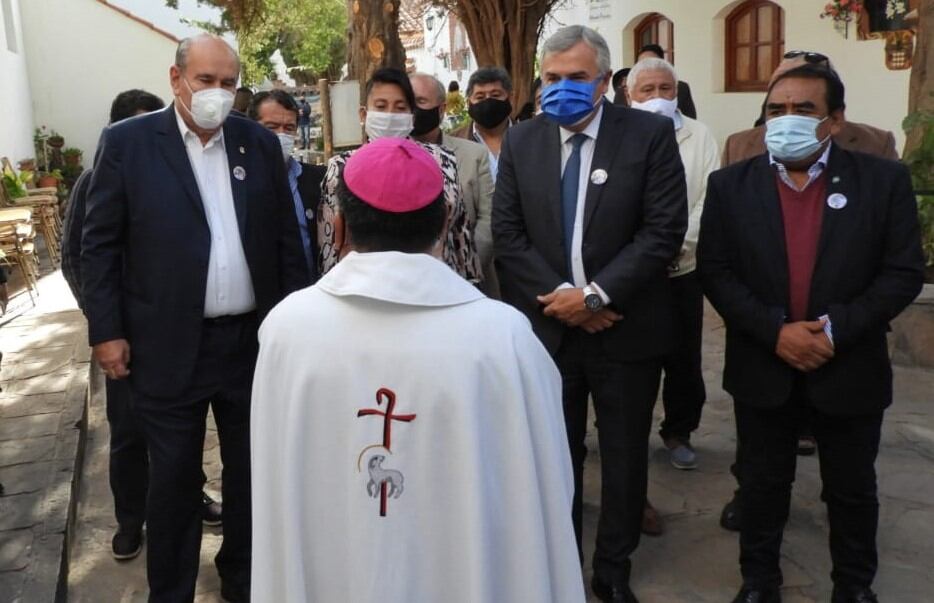 El obispo Félix Paredes Cruz, titular de la prelatura de Humahuaca, en diálogo con el gobernador Morales, la intendente Paniagua y los diputados Rivarola y López, previo a la Santa Misa.