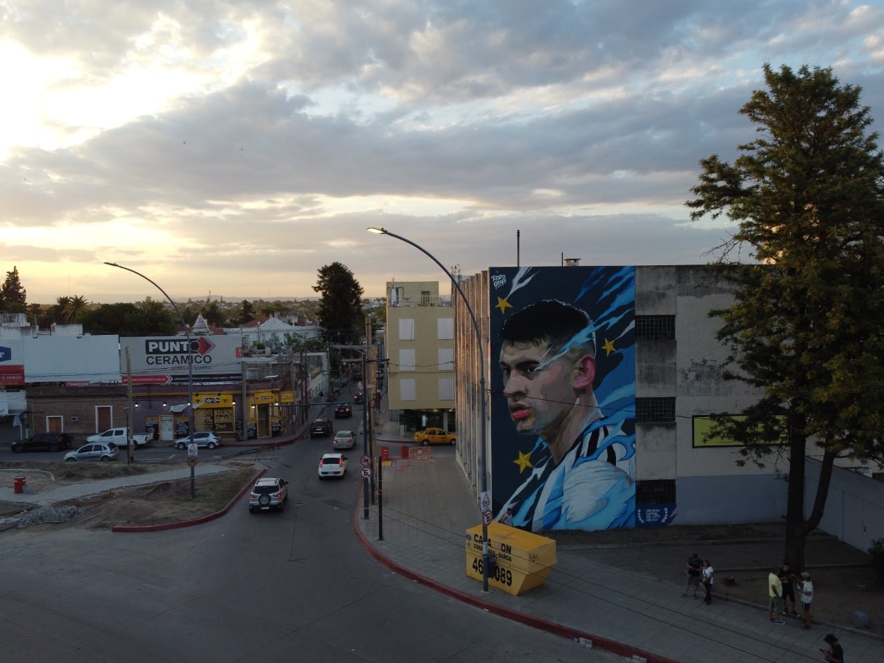 La obra está ubicada frente a la Plaza de las Américas.