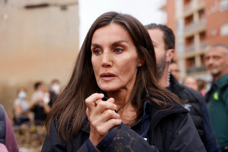 La reina Letizia, durante su visita a Paiporta este domingo. EFE/ Ana Escobar