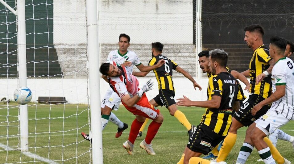 Ferreyra descuenta para Olimpo. Villa Mitre ganó el clásico 3 a 1.