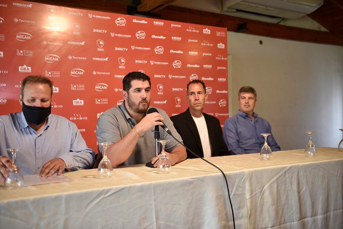 Gastón Defagot (secretario), Juan Manuel Cavagliatto (presidente) y Federico Bessone (manager); en la presentación de Lucas Bovaglio como DT de Instituto. 