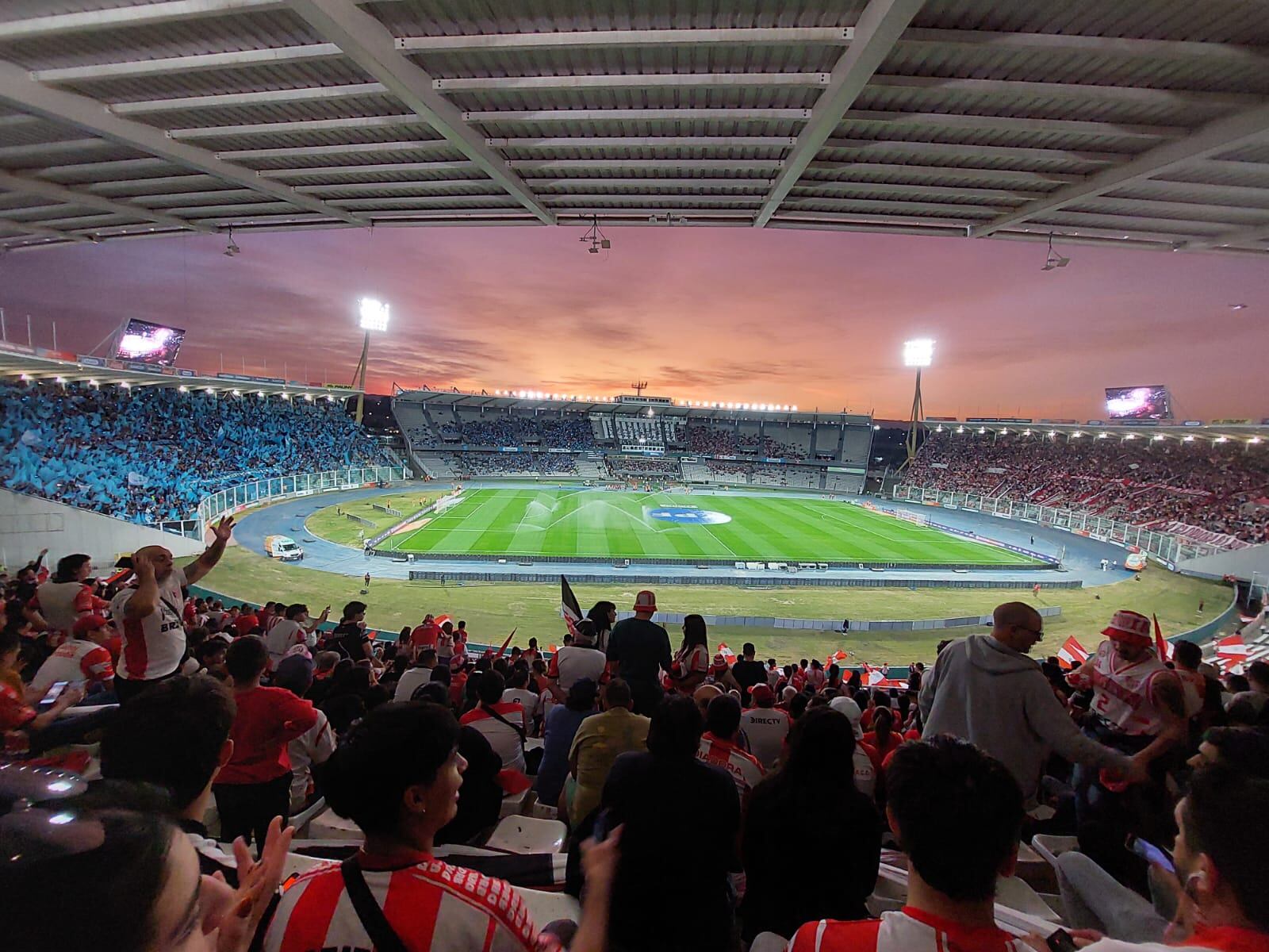 Un Kempes de fiesta, por el duelo entre Instituto y Belgrano con las dos hinchadas.