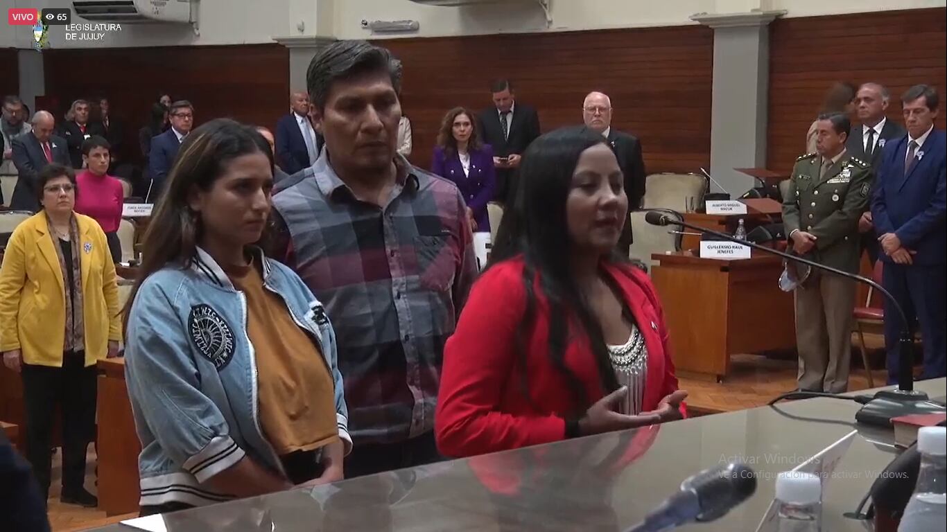 Keila Sequeiros, Alejandro Vilca y Gloria Zambrano expresaron individualmente sus respectivas fórmulas de juramento para asumir como convencionales constituyentes.