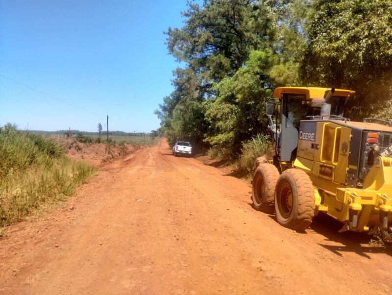 Ejecutan tareas de mantenimiento de la traza de la Ruta Provincial N°18.