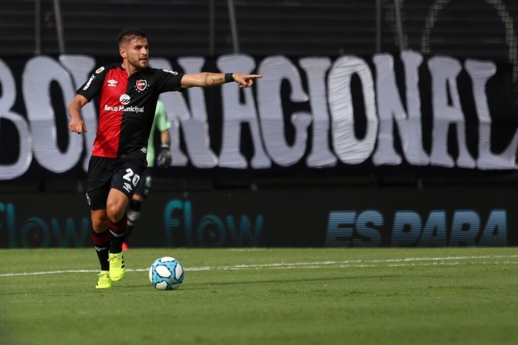 Julián Fernández es una de las bajas en Newell's para enfrentar a Huracán el próximo lunes.