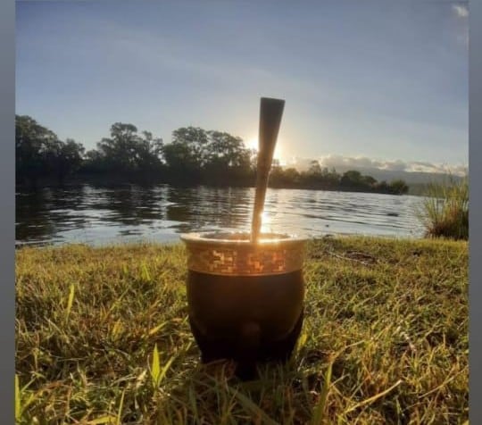 Los vecinos le pidieron a un argentino que no se drogara en público. Estaba tomando mate.