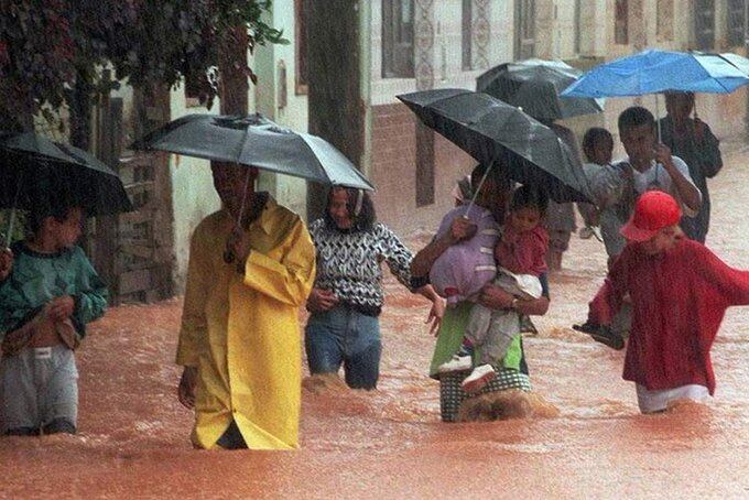 Las fuertes lluvias con sus consecuentes inundaciones y avalanchas de lodo no cesan.