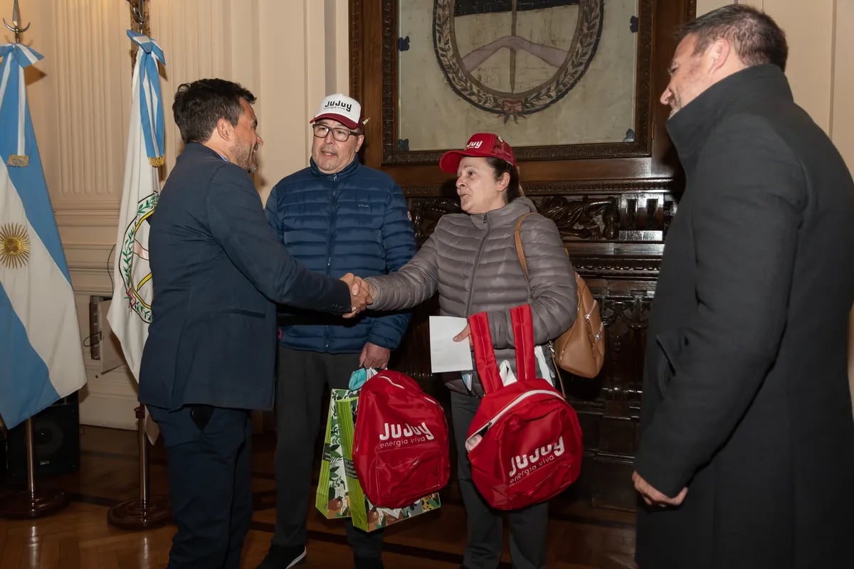 Guillermo, el visitante entrerriano, junto a su pareja Sonia, al momento de recibir sendas mochilas, numerosos presentes y el vale por un nuevo viaje a Jujuy con estadía incluida, por haber sido registrado simbólicamente como el turista número 1.000.000 del año 2022.