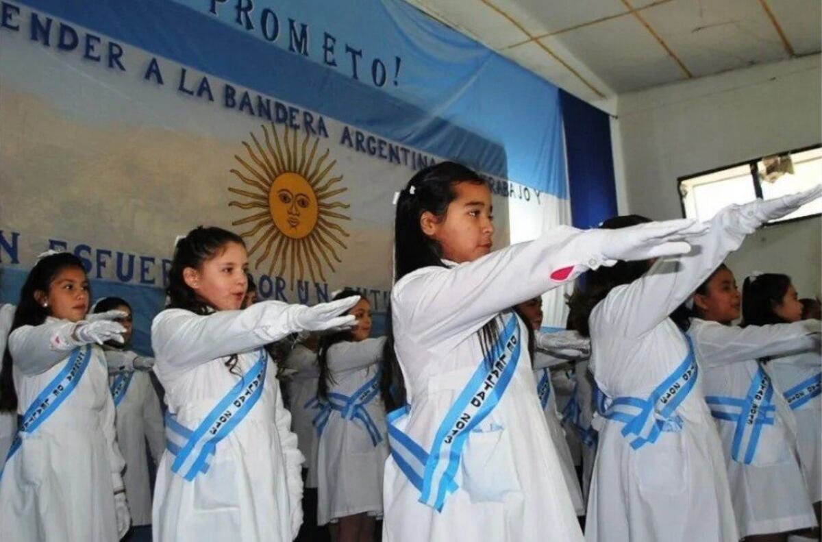 Ola polar: alumnos de Comodoro Rivadavia prometieron la bandera en el Cerro Chenque con 5°C bajo cero