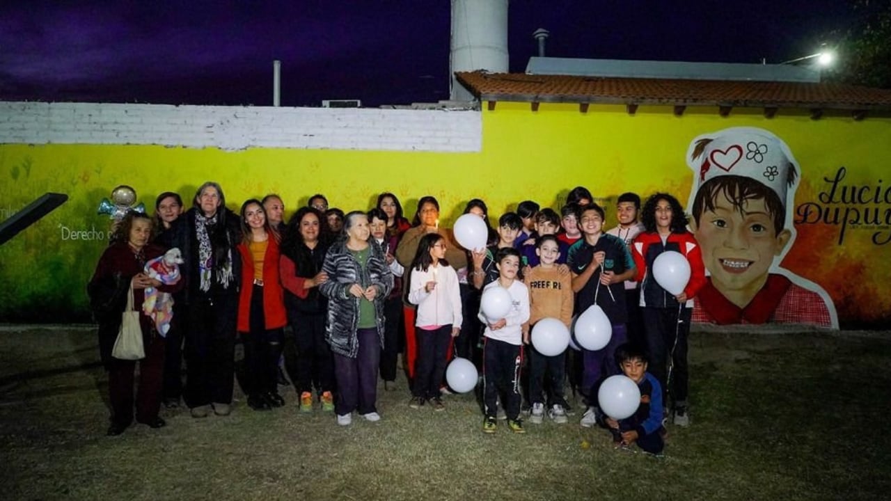 Una artista sanjuanina pintó junto a los vecinos un emotivo mural en homenaje a Lucio Dupuy