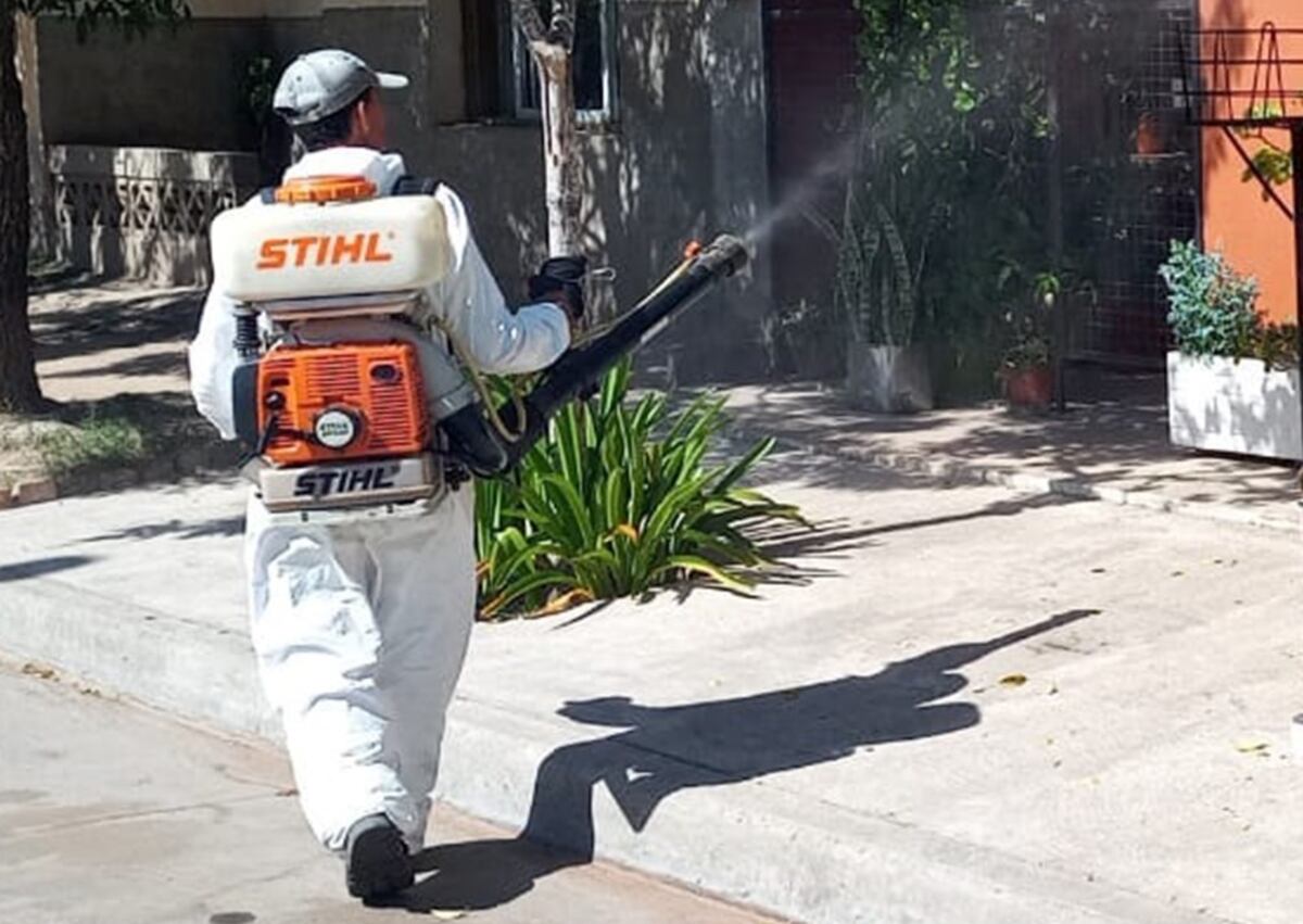 Ante la gran cantidad de casos de dengue en Arroyito, el Municipio realiza una doble fumigación