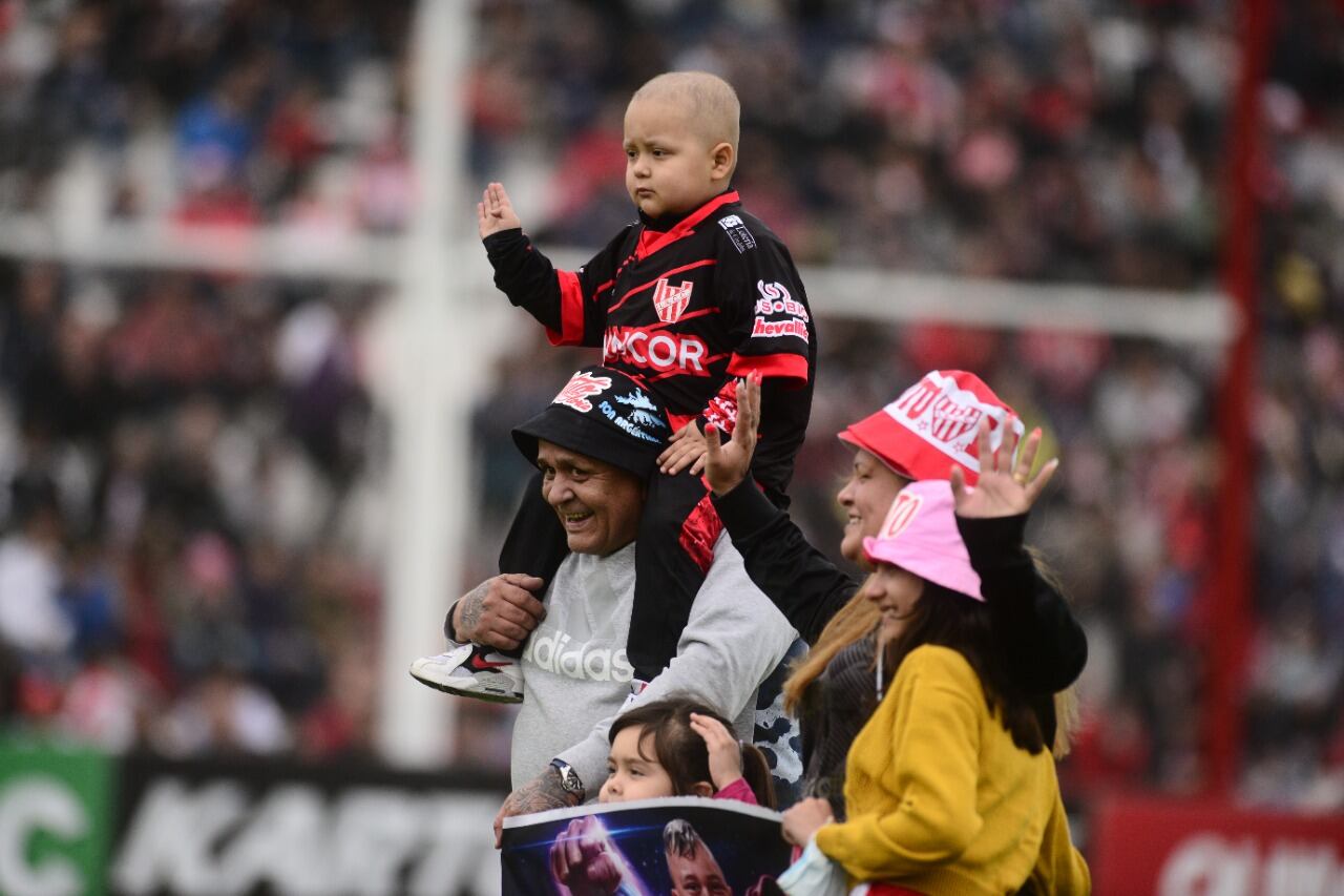 Se llama Nehier Martinez y tiene 3 años.
Le ganó una gran batalla a la leucemia y hoy en el entretiempo lo reconoció todo el estadio. (José Gabriel Hernández / La Voz).